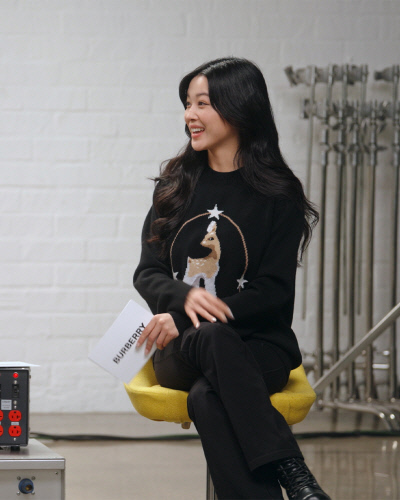 콘텐츠 크리에이터 에밀리 굴이 토크쇼 진행을 맡았다.