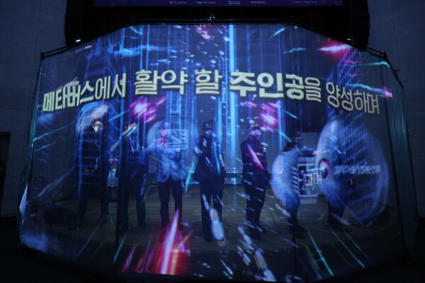 얼리언스와 전문포럼 협력선언식 이후 진행된 홀로그램 터치 세리머니 장면. 사진=메타버스 얼라이언스