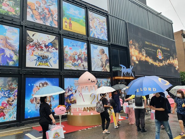 비가 많이 옴에도 불구하고 많은 라그나로크 팬들이 행사에 참석했다. 