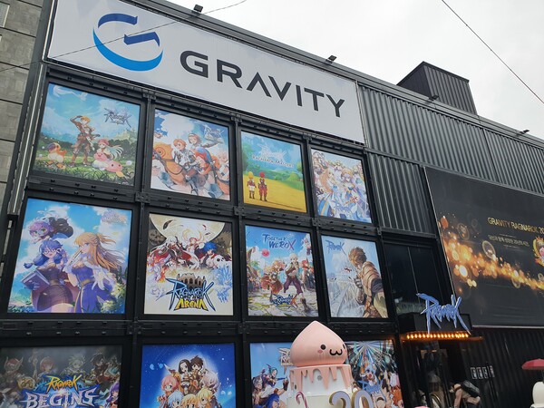 벽면 한쪽에는 라그나로크 온라인 20년 역사가 새겨져 있다. 