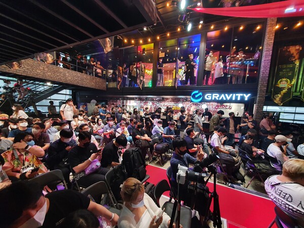 2층까지 가득찰 정도로 정말 많은 유저들이 행사를 방문했다. 