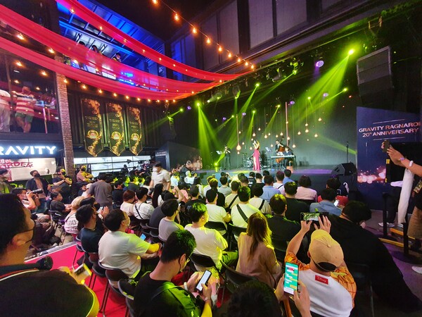 공연을 즐기고 있는 수많은 라그나로크 유저들 