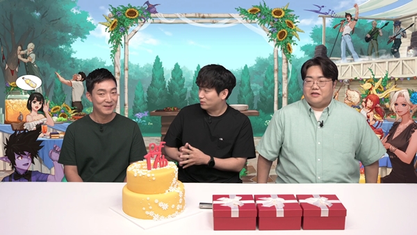 - 박정무 피파온라인4 그룹장(왼쪽부터), 윤명진 던전앤파이터 디렉터, 강원기 메이플스토리 디렉터
