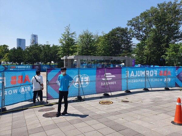 바리게이트 뒷편에서 본 모습