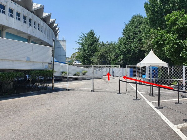 바리게이트를 따라 쭉 이동하다보면 펜스가 나온다.