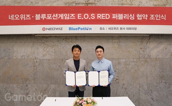 배태근 네오위즈 대표(왼쪽)와 정재목 블루포션게임즈 대표가 인텔라 X 플랫폼 온보딩 계약을 맺었다.