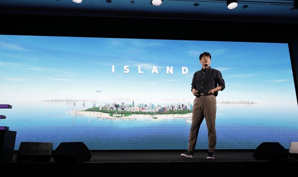 컴투버스는  ‘아일랜드’라고 하는 가상의 공간 개념이 적용되며 총 9개의 아일랜드가 모여 월드를 구성한다