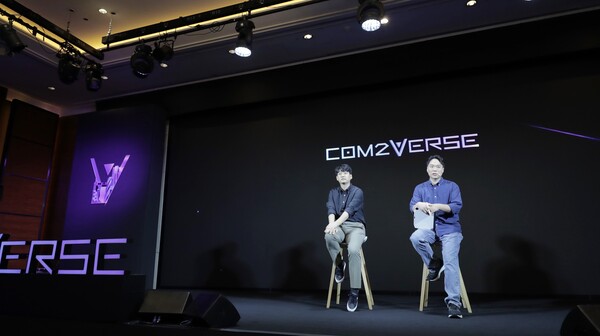 (좌측부터) 이경일 컴투스 대표이사, 홍승준 컴투버스 개발본부장 