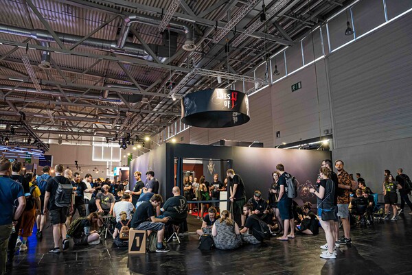 현재 독일에서 열리고 있는 게임스컴 내 P의 거짓 부스에는 많은 관람객이 모여 문전성시를 이뤘다.