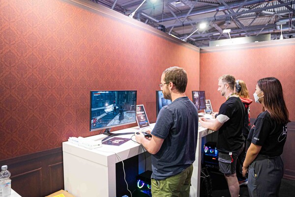 게임스컴 P의 거짓 부스에서 많은 게이머들이 시연을 즐겼다.