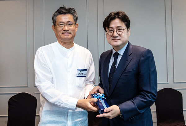 이의춘 회장이 홍익표 위원장에 기념품을 전달했다. 사진=한국인터넷신문협회 