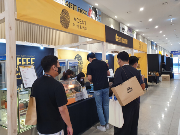 먹거리를 판매하는 부스도 있다