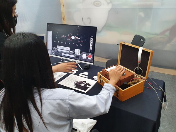 게임 조작 방법부터 과몰입 그 자체인 '모스'... 말 그대로 모스 부호로 조작하는 게임이다.