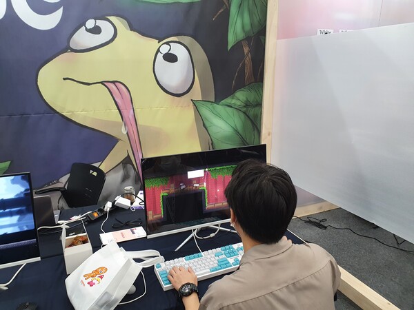 FrogParty의 장애물 통과 퍼즐 게임 'Vine' ... 아주 무서운 게임이다. 오기 생겨서 하다보니 15분이 사라졌다.