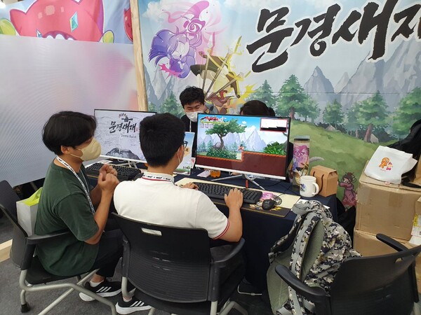 팀 에뚜의 '문경새재'는 과거시험을 보러가는 선비 컨셉의 액션게임이다.. 컨셉이 너무 신박하다