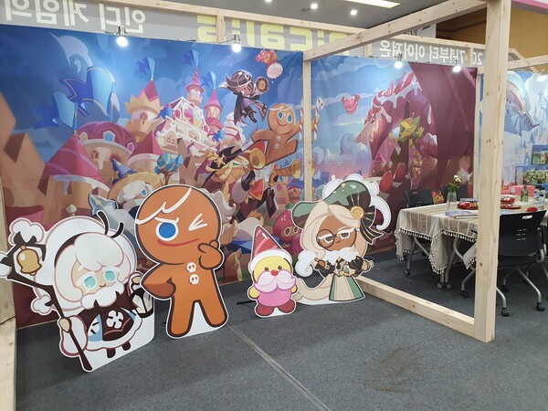 다양한 쿠키런 캐릭터들과 사진을 찍을 수 있는 포토존도 마련되어 있다
