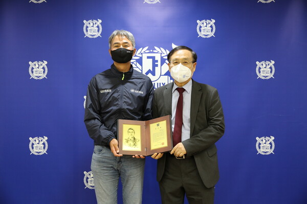 위메이드 장현국 대표(좌)와 서울대 오세정 총장이 위믹스 기부 협약을 맺었다.