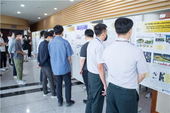 포스터 발표 현장. 사진=국방로봇학회