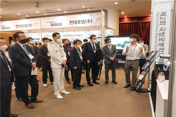 방산전시 관람. 사진=국방로봇학회