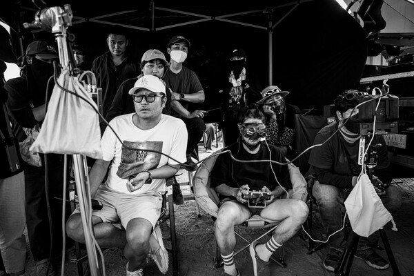 영화 ‘카터’ 촬영장의 정병길 감독. 사진=넷플릭스