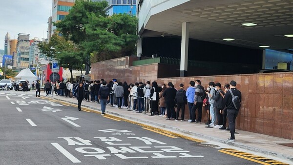 - 오픈 전부터 수많은 유저가 몰렸다