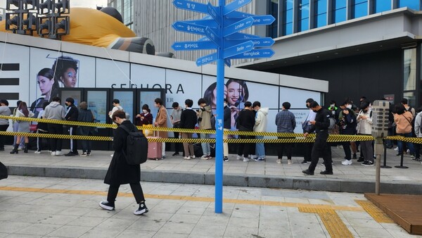 - 오전 8시부터 대기한 유저도 있었다