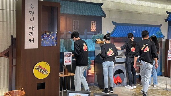 - 스무스한 행사 진행은 열심히 움직인 스탭들 덕분이다