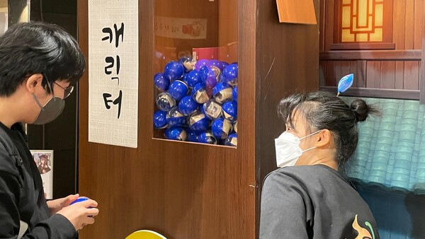 - "뭐 나오셨어요?!"