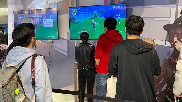 - 신기한 듯 구경하는 유저들