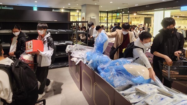 - "지갑 보지 말고 일단 담아"