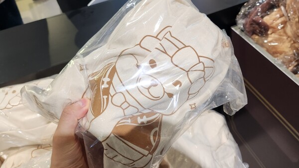 - "예전 행사에서 볼 수 있었던 굿즈도 많다"