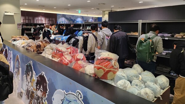 - 질서를 위해 안내원이 굿즈존 입장 인원을 조절한다