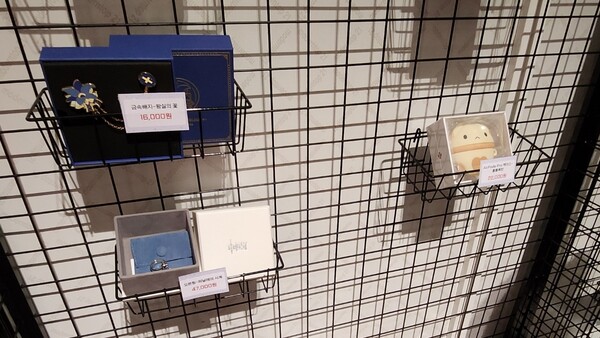 - 다시 봐도 원신의 굿즈 종류는 정말 다양하다