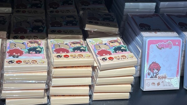 - 다양한 캐릭터가 그려진 메모장