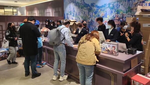 - 신속한 계산으로 굿즈존 인원이 매끄럽게 순환됐다