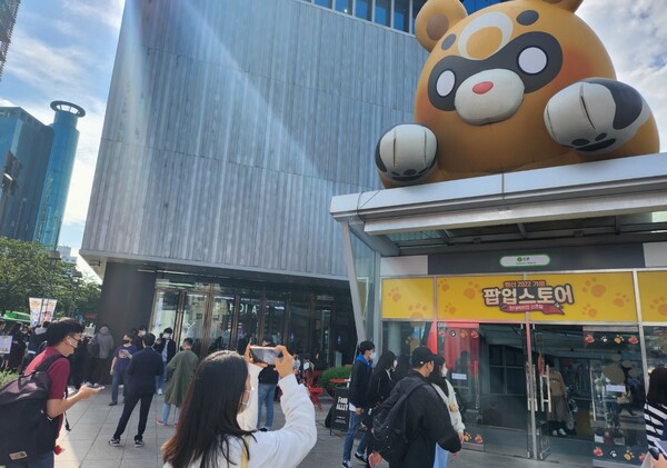 - 원신 팝업스토어 입구 "대형 누룽지 어그로 확실하네"