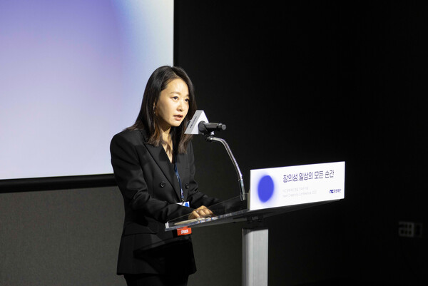 윤송이 NC문화재단 이사장이 10주년 컨퍼런스에서 환영사를 하고 있다.