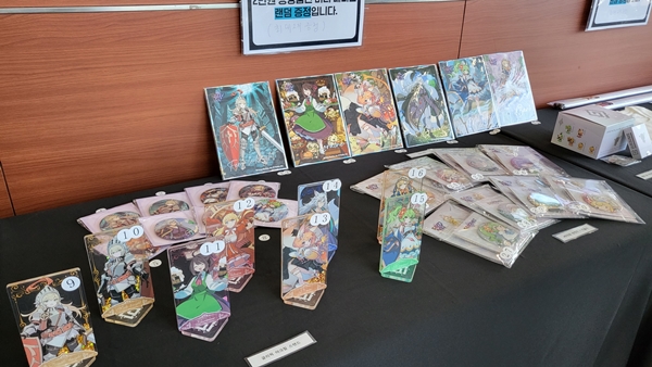 - 아크릴 스탠드를 종류별로 장식해두면 정말 예쁠 것 같아요