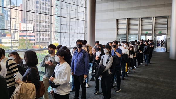 - 이른 시간부터 현장을 가득 채운 유저들