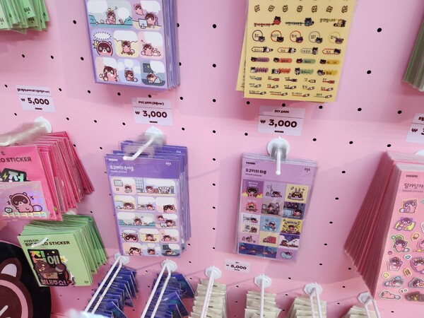 - 다양한 용도에 따라 활용할 수 있는 스티커들