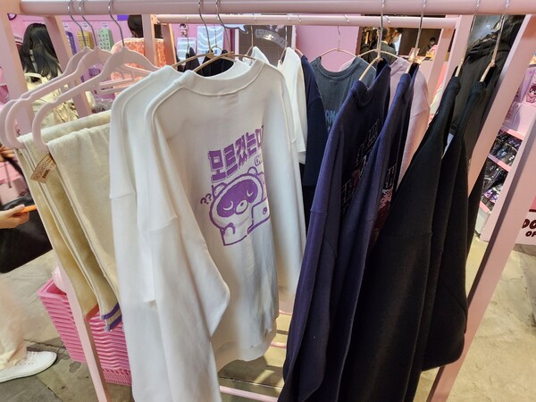 - 다양한 티셔츠. 티셔츠 앞에 걸린 수건 진짜 부드럽다.