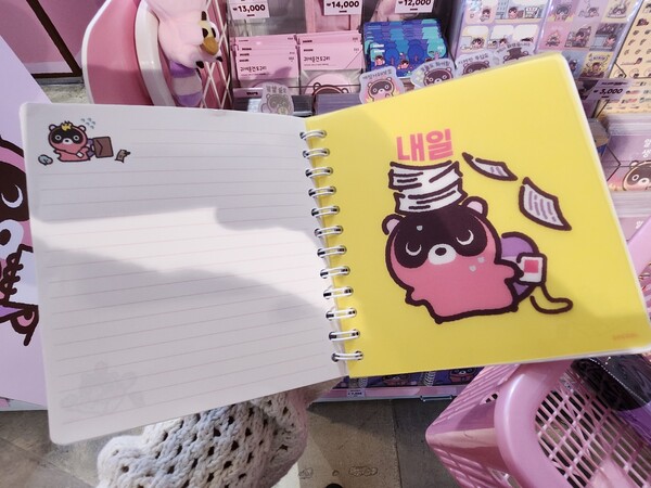 - 노트는 크기가 마음에 들어 구매했다