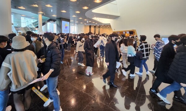 - 이른 시간인데도 많은 유저가 모여있었다