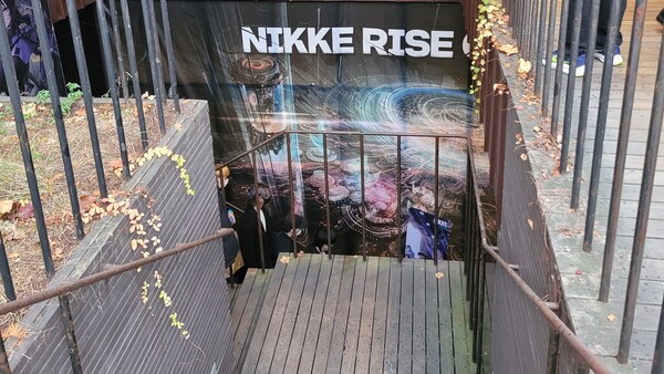 행사장은 지하로 입장한다