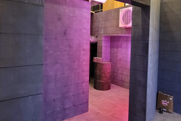 지휘관 방 옆에 있는 비밀 통로로 가면