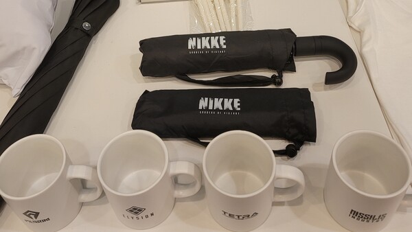 스테이지 뒤편에는 경품으로 제공되는 굿즈들을 볼 수 있다