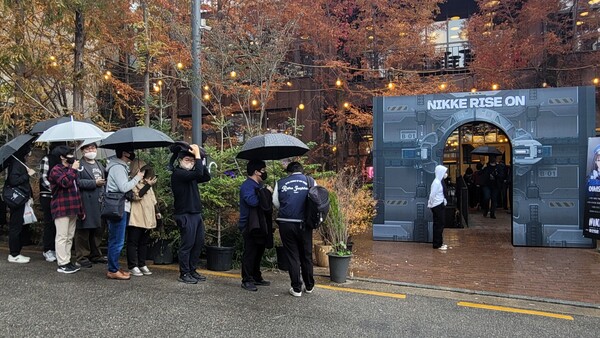 행사장을 나오니 많은 지휘관이 비가 오는데도 줄을 서 있었다 