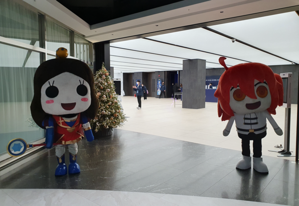 페그오 행사장 앞을 지키고 있는 다빈치와 구다코 SD 캐릭터 