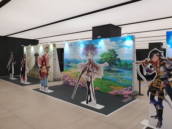 역대 페그오 업데이트 및 캐릭터가 함께 전시되어 있다 