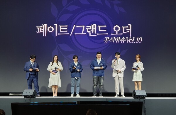 (좌측부터) 스트리머 시나맨, 헤티 / 신원보 사업 본부장, 이종혁 사업부장 / 아나운서 고재영, 차보경 